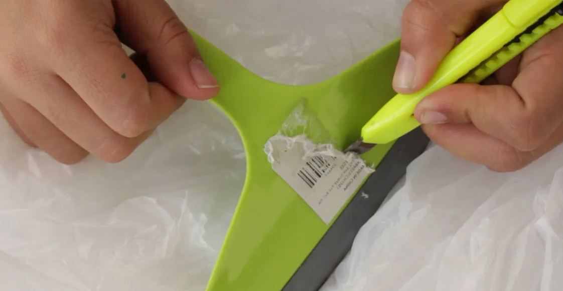 Cómo eliminar los restos de pegatinas del plástico