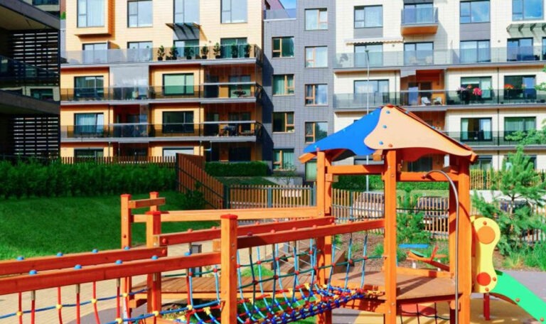 La limpieza del parque infantil es una prioridad y debe hacerse a diario.