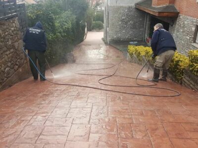 PAVIANDRES explora diversas aplicaciones del hormigón impreso en la decoración de espacios exteriores