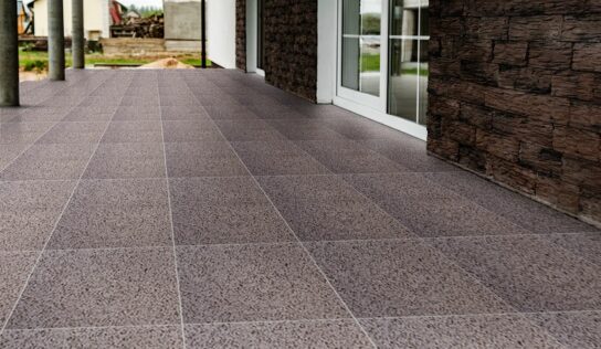 Baldosas granalladas de Terrazos Fortuna: resistencia, estilo y brillo para espacios exteriores