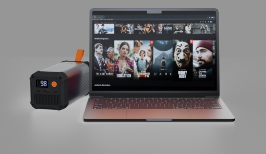 Paneles solares y tomas de corriente portátiles, aliados perfectos para no quedarse sin batería en el campo o en la playa