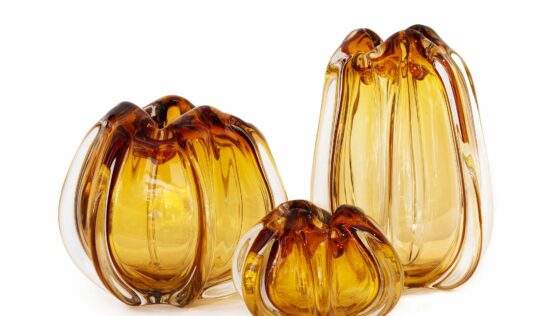 Cómo vestir la casa con colores suaves, texturas naturales y piezas artesanales este verano