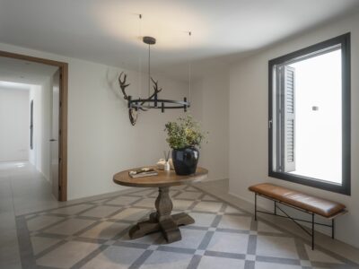 DmasC Arquitectos analiza las diferencias entre un recibidor abierto o uno cerrado