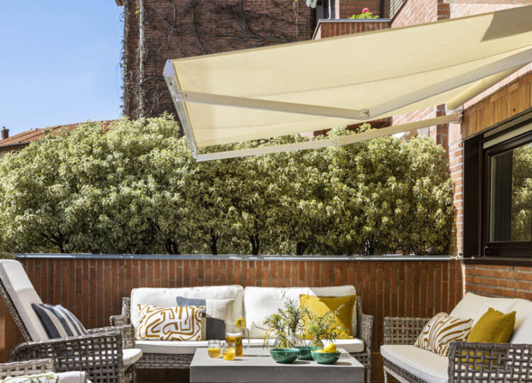 Toldos para balcones y terrazas: protección, confort y eficiencia en espacios exteriores